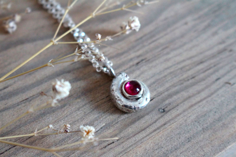 Le berceau de la vie, collier nautilus ammonite et pierre de naissance en argent et rubis