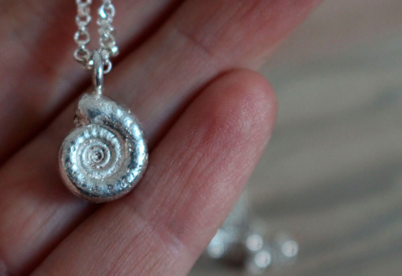 Le berceau de la vie, collier nautilus ammonite et pierre de naissance en argent et rubis