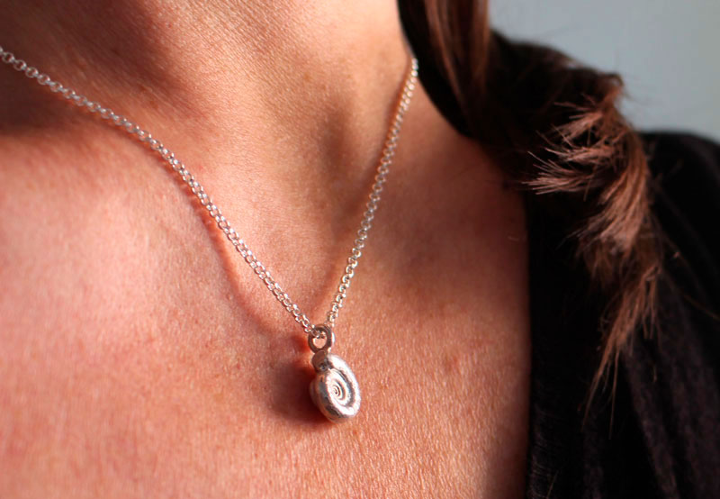 Le berceau de la vie, collier nautilus ammonite et pierre de naissance en argent et rubis