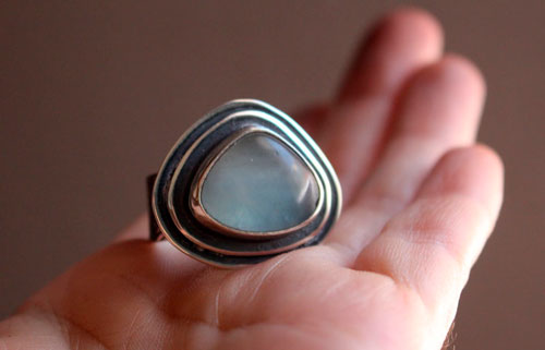 Le bleu des vagues, bague mouvement de la mer en argent et fluorite