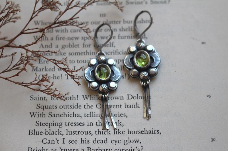 Le chant des lucioles péridot, boucles d’oreilles guide insecte en argent et péridot