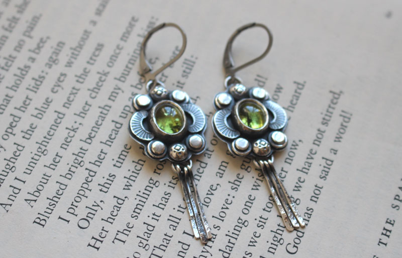 Le chant des lucioles péridot, boucles d’oreilles guide insecte en argent et péridot