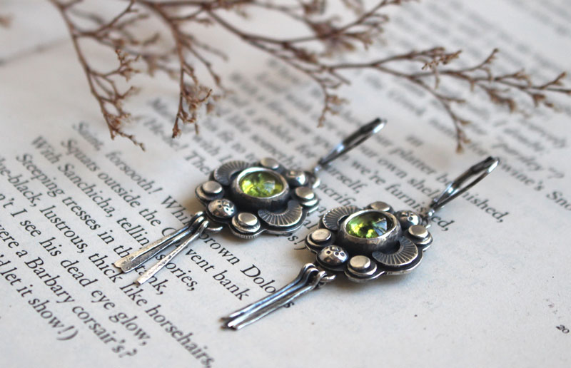 Le chant des lucioles péridot, boucles d’oreilles guide insecte en argent et péridot