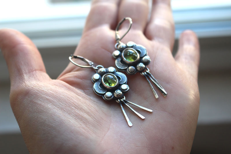 Le chant des lucioles péridot, boucles d’oreilles guide insecte en argent et péridot