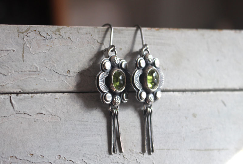 Le chant des lucioles péridot, boucles d’oreilles guide insecte en argent et péridot