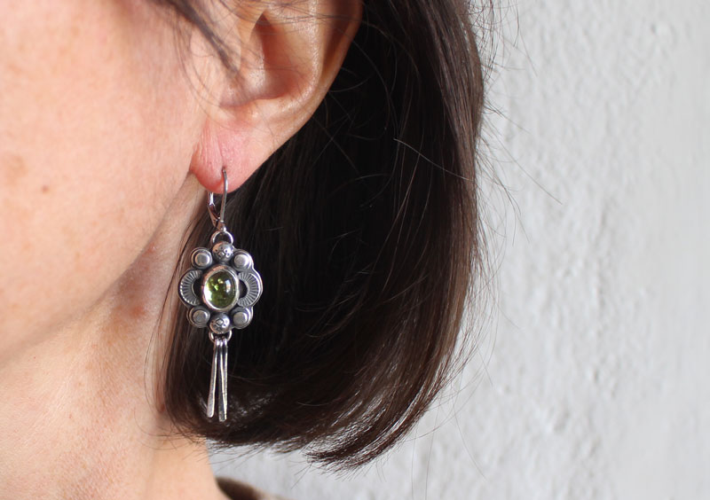 Le chant des lucioles péridot, boucles d’oreilles guide insecte en argent et péridot