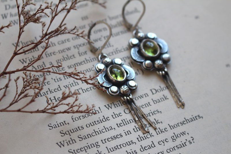 Le chant des lucioles péridot, boucles d’oreilles guide insecte en argent et péridot