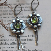 Le chant des lucioles péridot, boucles d’oreilles guide insecte en argent et péridot