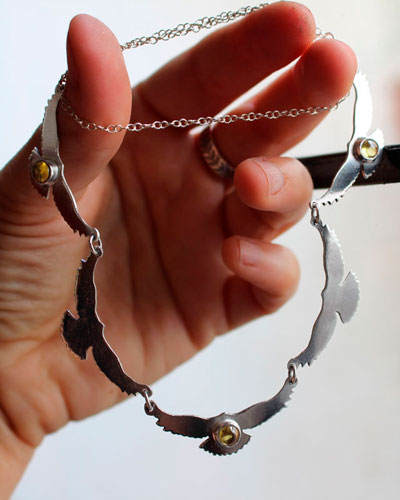 Le chant du soleil, collier oiseaux en argent et zircon jaune