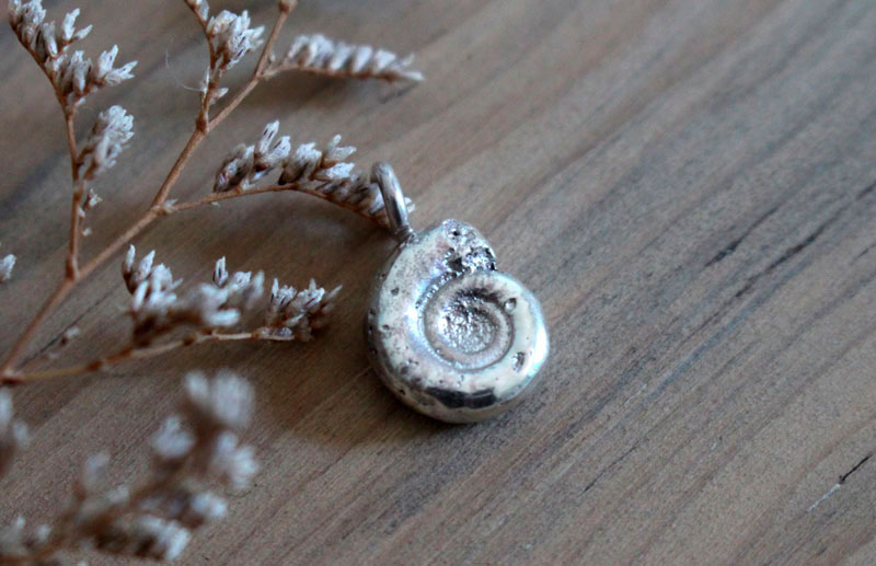 Le cycle de la vie, pendentif ammonite en argent