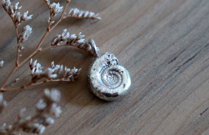 Le cycle de la vie, pendentif ammonite en argent 