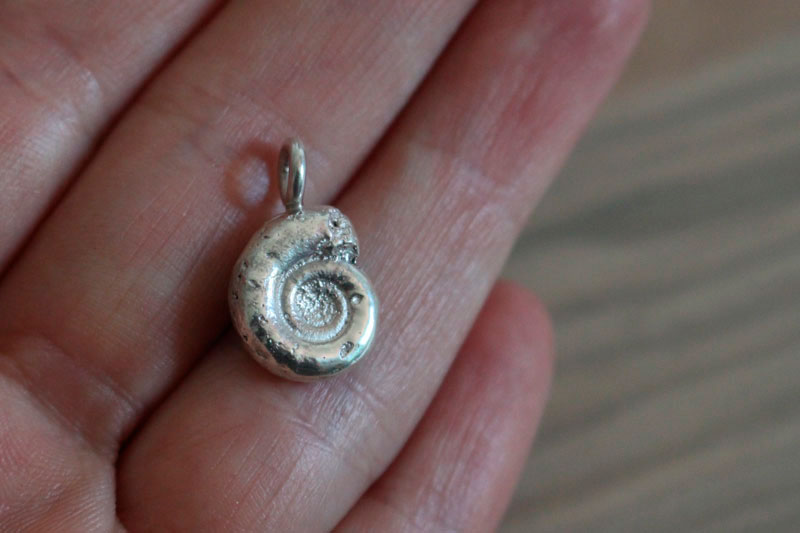 Le cycle de la vie, pendentif ammonite en argent 