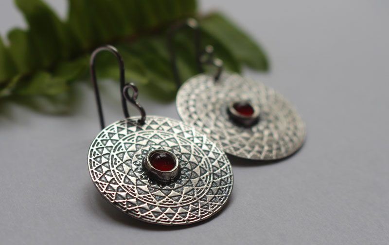 Le feu, boucles d’oreilles mandala du feu, série des quatre éléments, en argent et cornaline 