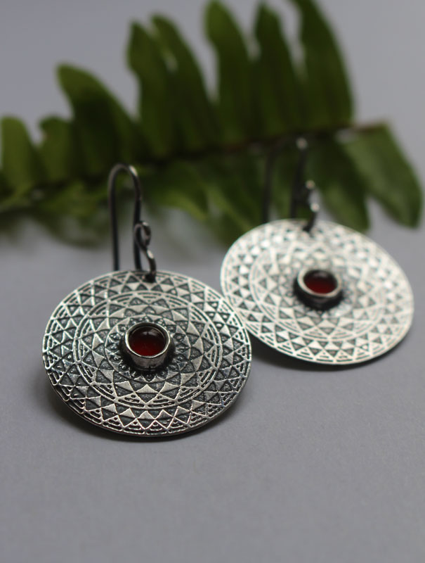 Le feu, boucles d’oreilles mandala du feu, série des quatre éléments, en argent et cornaline 