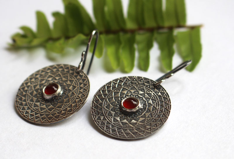 Le feu, boucles d’oreilles mandala du feu, série des quatre éléments, en argent et cornaline