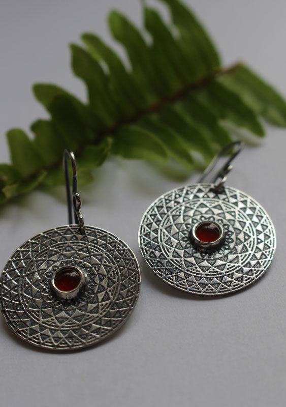 Le feu, boucles d’oreilles mandala du feu, série des quatre éléments, en argent et cornaline