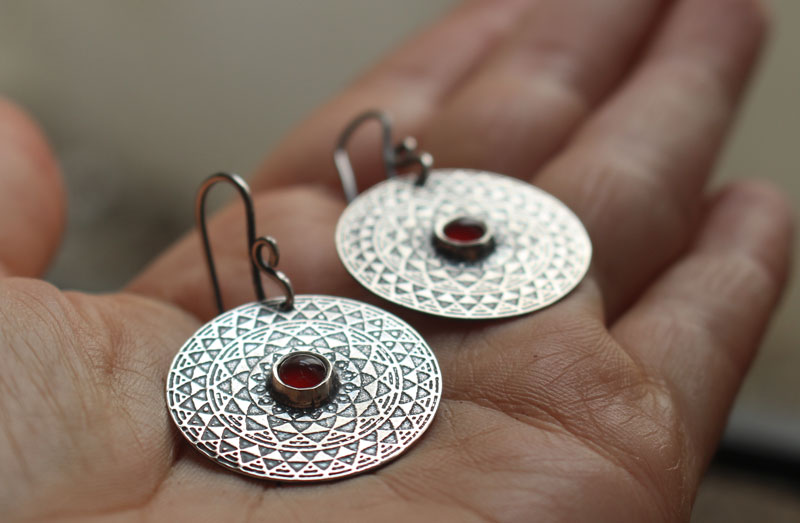 Le feu, boucles d’oreilles mandala du feu, série des quatre éléments, en argent et cornaline 