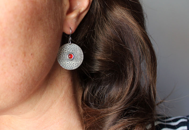 Le feu, boucles d’oreilles mandala du feu, série des quatre éléments, en argent et cornaline