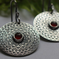 Le feu, boucles d’oreilles mandala du feu, série des quatre éléments, en argent et cornaline