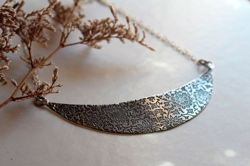 Le jardin sur la lune, collier plastron demi-lune floral en argent