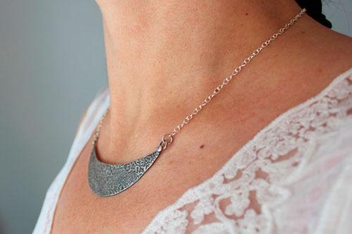 Le jardin sur la lune, collier plastron demi-lune floral en argent