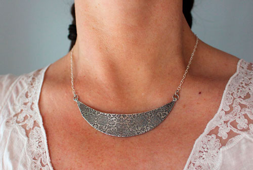 Le jardin sur la lune, collier plastron demi-lune floral en argent
