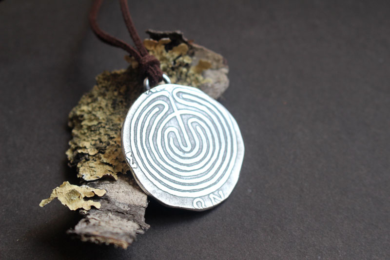 Le labyrinthe de Cnossos, pendentif monnaie grecque en argent