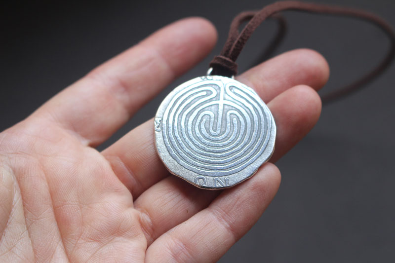 Le labyrinthe de Cnossos, pendentif monnaie grecque en argent