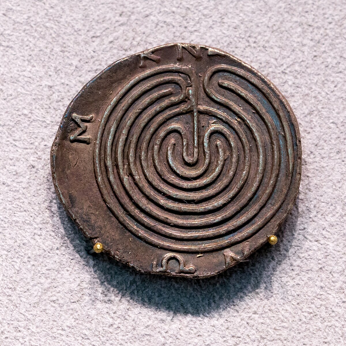 Le labyrinthe de Cnossos, pendentif monnaie grecque en argent