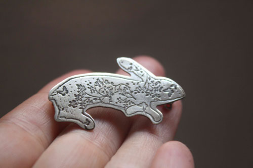 Le lièvre des bois, broche lapin fantastique en argent