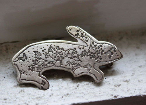 Le lièvre des bois, broche lapin fantastique en argent