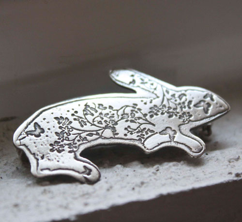 Le lièvre des bois, broche lapin fantastique en argent