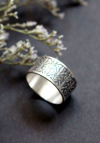 Le lys de Mucha, bague lys de l&rsquo;art nouveau en argent