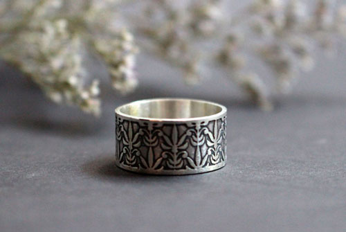 Le lys de Mucha, bague lys de l&rsquo;art nouveau en argent