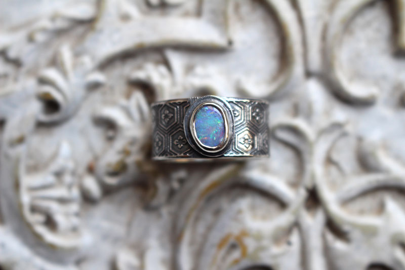 Le marais qui reflétait les étoiles, bague nature japonaise en argent et opale