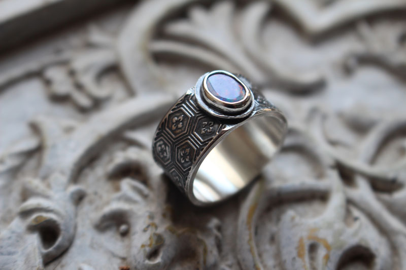 Le marais qui reflétait les étoiles, bague nature japonaise en argent et opale