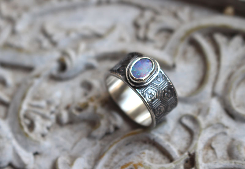 Le marais qui reflétait les étoiles, bague nature japonaise en argent et opale