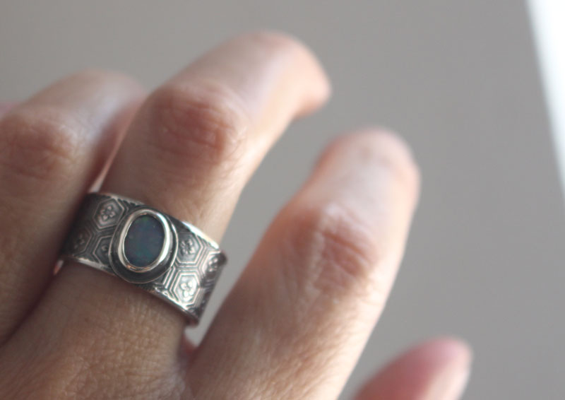 Le marais qui reflétait les étoiles, bague nature japonaise en argent et opale