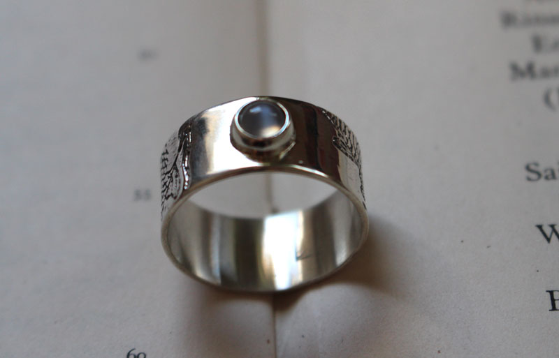 Le poisson de la lune, bague carpe koï en argent et pierre de lune