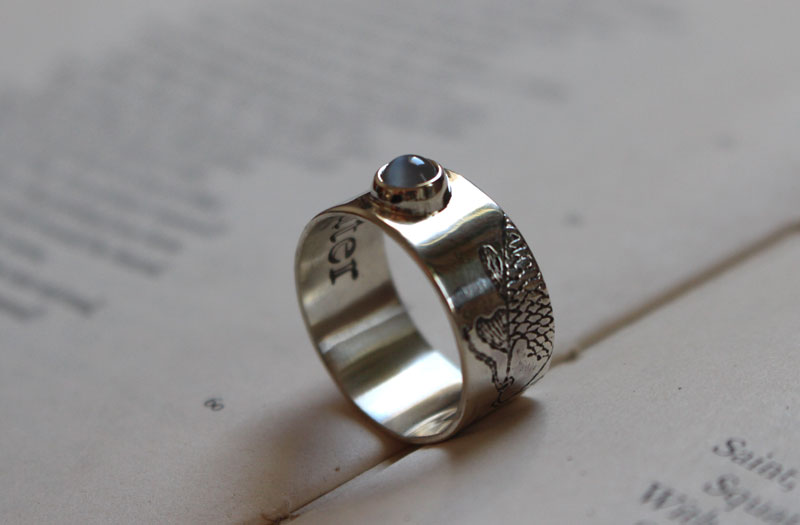 Le poisson de la lune, bague carpe koï en argent et pierre de lune