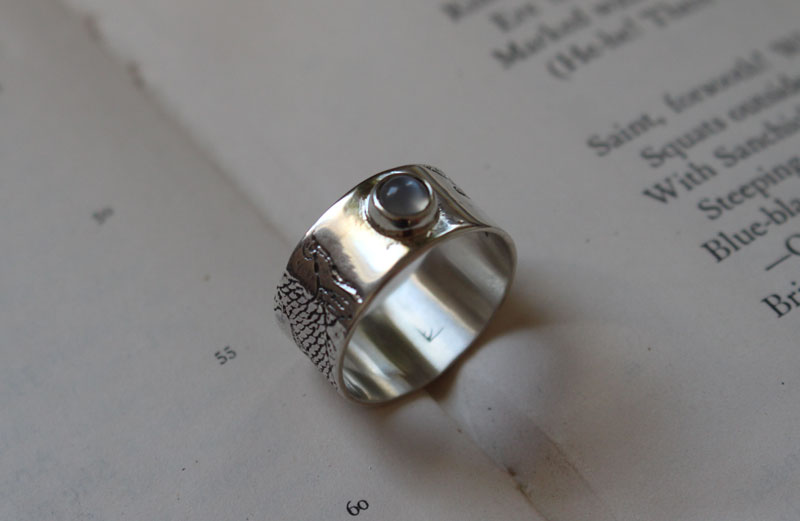 Le poisson de la lune, bague carpe koï en argent et pierre de lune