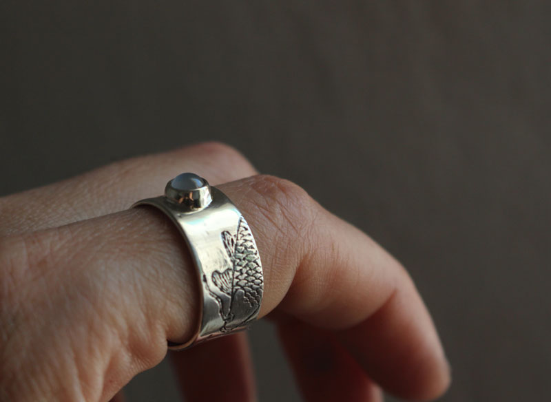 Le poisson de la lune, bague carpe koï en argent et pierre de lune