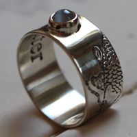 Le poisson de la lune, bague carpe koï en argent et pierre de lune