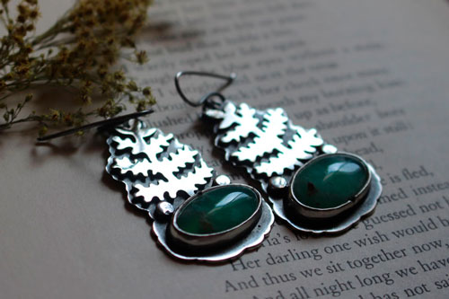 Le réveil de la terre, boucles d’oreilles fougère en argent et chrysoprase 