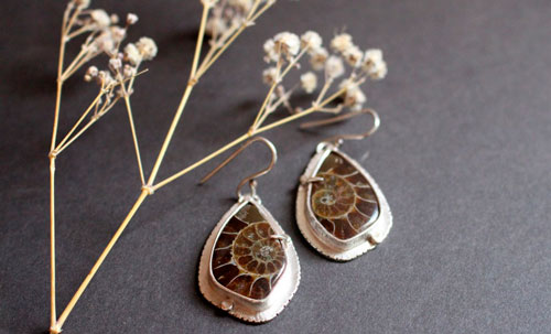 Le souffle de la mer, boucles d’oreilles infini en argent et ammonites fossiles