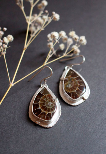 Le souffle de la mer, boucles d’oreilles infini en argent et ammonites fossiles