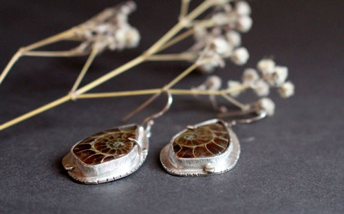 Le souffle de la mer, boucles d’oreilles infini en argent et ammonites fossiles