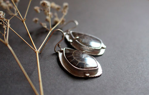 Le souffle de la mer, boucles d’oreilles infini en argent et ammonites fossiles