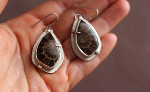 Le souffle de la mer, boucles d’oreilles infini en argent et ammonites fossiles