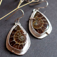 Le souffle de la mer, boucles d’oreilles infini en argent et ammonites fossiles